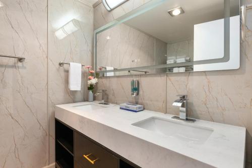ein Bad mit einem Waschbecken und einem Spiegel in der Unterkunft Konocti Harbor Resort in Kelseyville