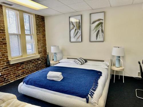una camera da letto con un grande letto con una coperta blu di Michie House in College Hill a Providence
