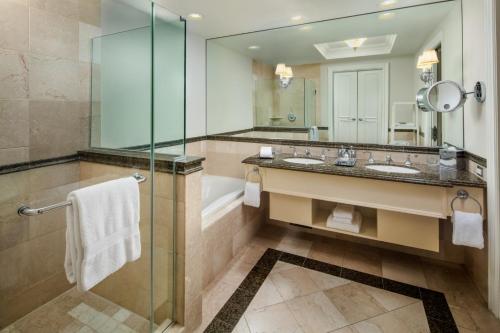 Phòng tắm tại Yacht Club at The Boca Raton Adults-only