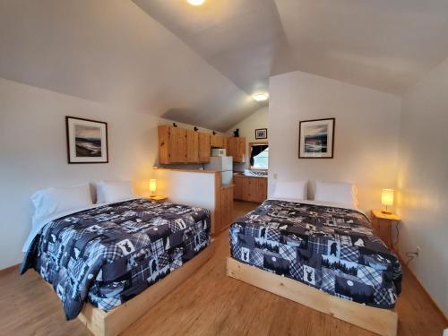 a bedroom with two beds in a attic at Denali's Alaskan Spruce Cabins in Healy