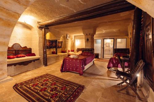 Habitación grande con 2 camas y alfombra. en Travel Inn Cave Hotel, en Göreme