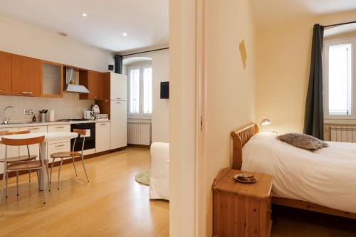 ein kleines Apartment mit einem Bett und einer Küche in der Unterkunft Rifugio Joyce, comfort a Trieste con parcheggio in Triest