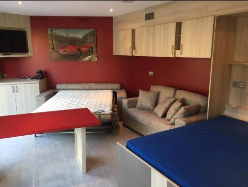un salon avec un lit et un canapé dans l'établissement LA FAVORITE - Centre de Cassis - Climatisation, à Cassis