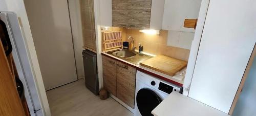 Kuchyňa alebo kuchynka v ubytovaní Studio Marina - T2 Proche Plage