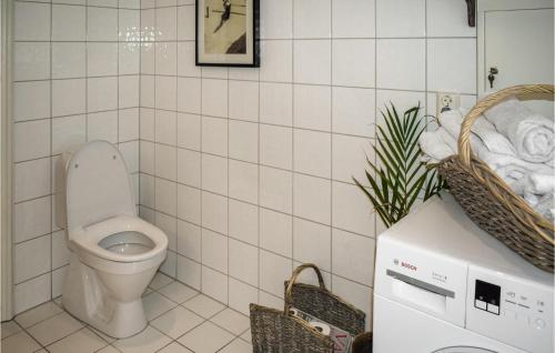 Ванная комната в Lovely Apartment In Gamle Fredrikstad