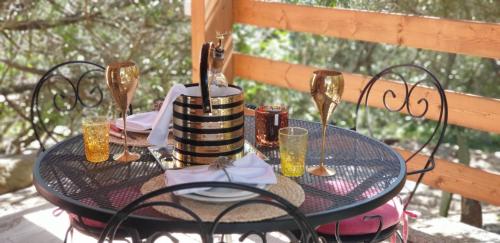 una mesa con dos cucharas y una mesa con en Sardinian Seaside Retreats, en Badesi