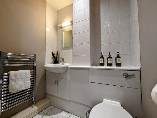 un bagno con due bottiglie di vino sedute su un bancone di Quayside apartment with riverside views & parking a Newcastle upon Tyne