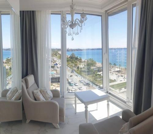 a living room with a large view of the ocean at Antalya Konyaaltı Plajında dublex GEMİ EV in Antalya