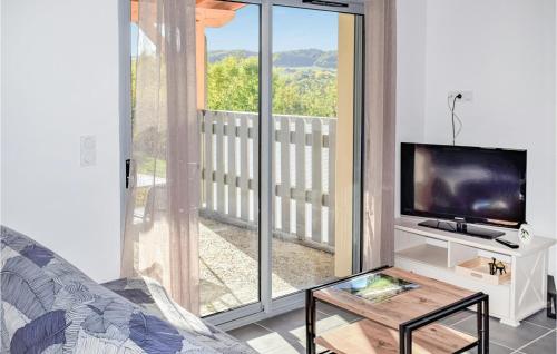 un salon avec une télévision et une grande fenêtre dans l'établissement Nice Home In Galan With Kitchenette, à Galan