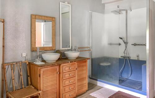 y baño con 2 lavabos y ducha. en 3 Bedroom Awesome Home In Sault-de-navailles en Sault-de-Navailles