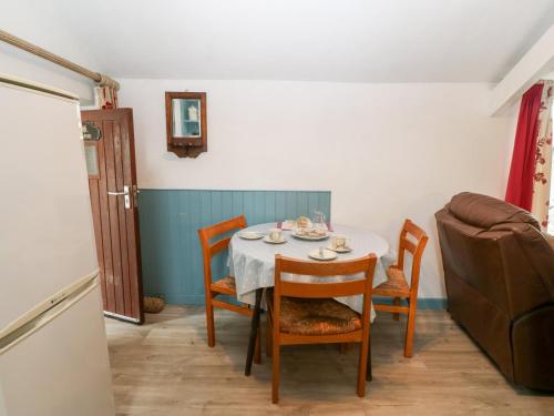 a dining room with a table and chairs at Hafod in Llanddeiniolen