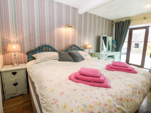 スランザイニオレンにあるHafodのベッドルーム1室(ピンクのタオルが付いたベッド1台付)