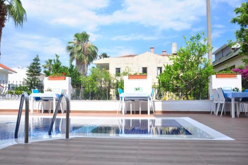 Bazén v ubytování Amsterdam Otel Economic Room nebo v jeho okolí