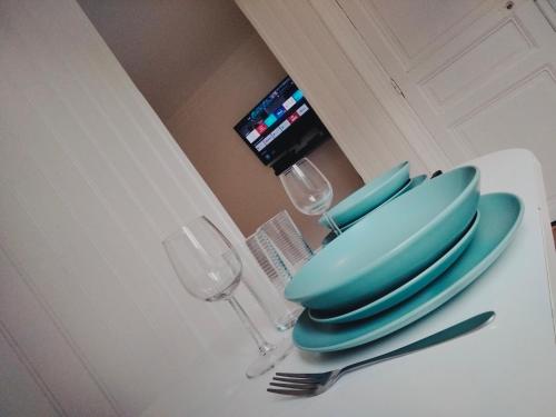 - une table blanche avec des assiettes bleues et des verres à vin dans l'établissement Le Chalet, à Mers-les-Bains