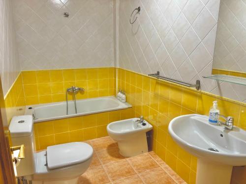 a bathroom with a toilet and a sink and a tub at Apartamento Ultreia - Estorde in Cee