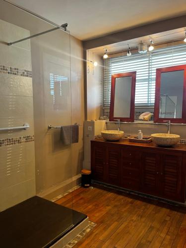 a bathroom with two sinks and a glass shower at Le marin in Toulon