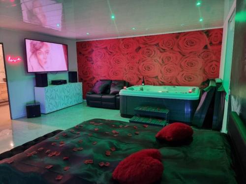 - un salon avec un lit et un billard dans l'établissement Love Room jacuzzi, à Bazoques