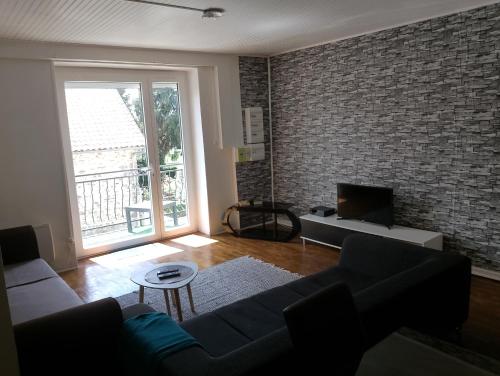 sala de estar con sofá y TV en Appartement à Limoges, en Limoges