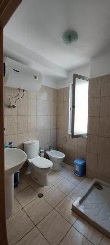 baño con 2 aseos y lavamanos en Family Residence, en Shëngjin