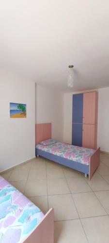 1 dormitorio con 2 camas en una habitación en Family Residence, en Shëngjin