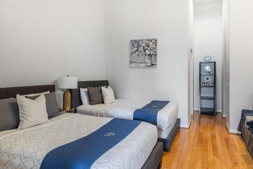 a hotel room with two beds and a table at Greely Gaslamp - Loft W Parking & 4 Beds #201 in San Diego