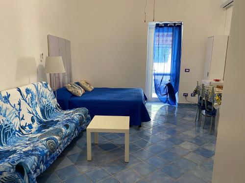 Ένα ή περισσότερα κρεβάτια σε δωμάτιο στο Ponzamania Appartamenti Ponza ,,Blumarine''