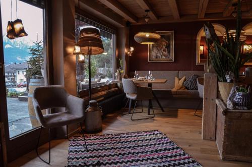 Zimmer mit einem Tisch, Stühlen und einem Fenster in der Unterkunft Hotel Ehrwalderhof in Ehrwald