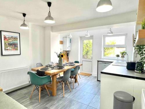 a kitchen and dining room with a table and chairs at BEAUTIFUL WINDSOR COTTAGE, AMAZING LOCATION, The Castle, Ascot, Legoland, Free Parking Super Close in Windsor