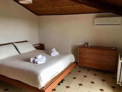 Un dormitorio con una cama y un tocador con toallas. en ETNA VIEW, en Valverde