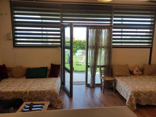 salon z 2 łóżkami i oknem w obiekcie Harmony Sophie's w mieście Néon Rýsion