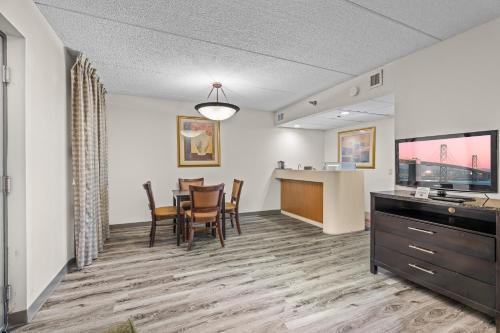 a dining room with a table and chairs in a room at Quality Inn & Suites Mall of America - MSP Airport in Bloomington