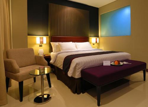 Tempat tidur dalam kamar di ASTON Jambi Hotel & Conference Center