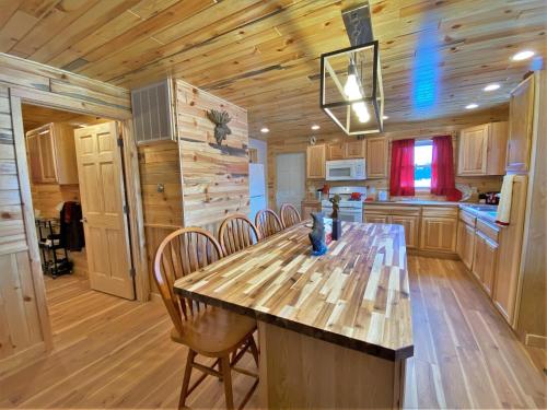 Una cocina con mesa y sillas en una cabaña. en The Red Pine, en Saint Ignace