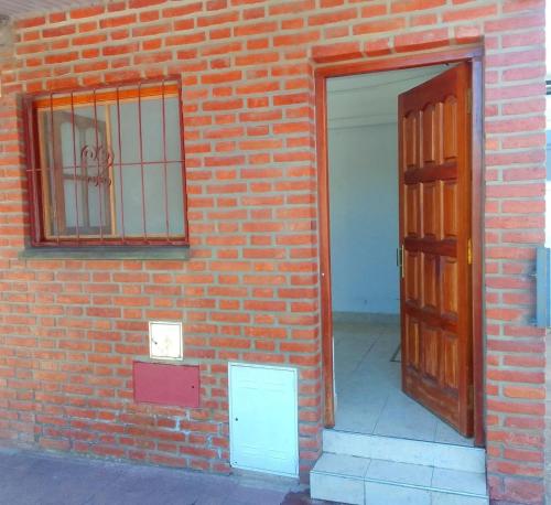 uma parede de tijolos com uma porta e uma janela em Giuli Room em San Salvador de Jujuy