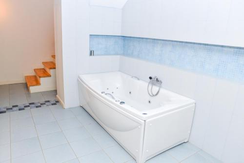 Bilik mandi di Ryalos Villas