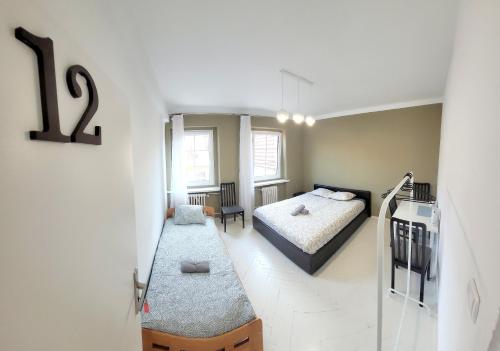 1 dormitorio con 2 camas y mesa. en Rynek 12 en Poznan