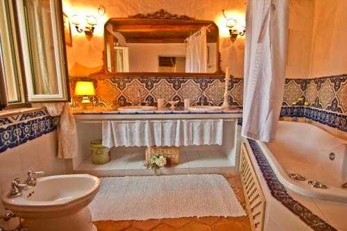 y baño con lavabo, bañera y aseo. en Bed and Breakfast Tenuta Palmieri en Cersuta di Maratea