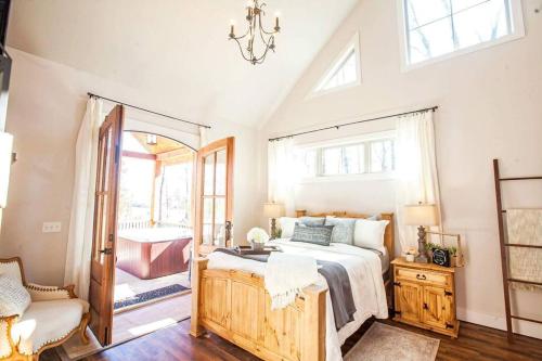 sypialnia z łóżkiem i oknem w obiekcie Belle âme w mieście Smithville
