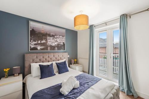Un dormitorio con una cama con paredes azules y una ventana en Luxnightzz - Two Bed - Close to North Station and Hospital, en Colchester