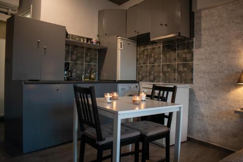 kuchnia z białym stołem i 2 krzesłami w obiekcie AcroView Right In The Center w Atenach