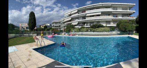 Hồ bơi trong/gần Charmant appartement 2P, piscine & tennis, proche plage & Monaco