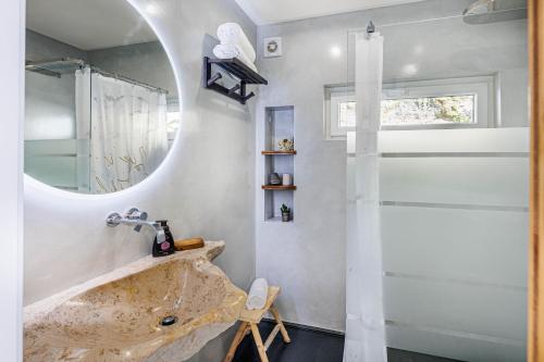 uma casa de banho com um lavatório e um espelho em Casas Du Rio em Maceira