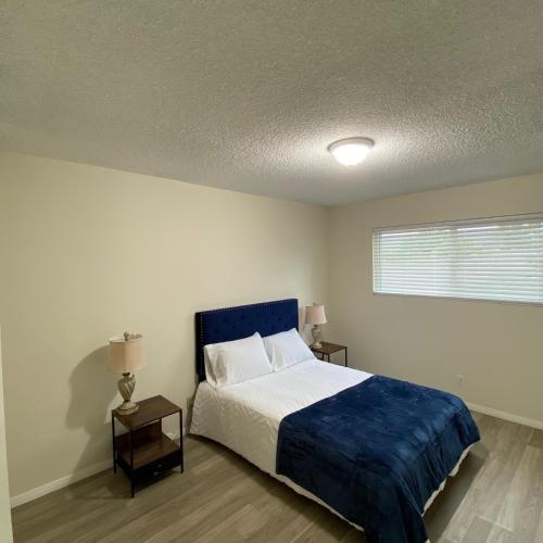 a bedroom with a bed with a blue blanket at House in Thousand Oaks in Thousand Oaks