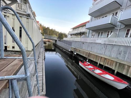 Gallery image of Romslig og sjønært feriehus på Nøtholmen in Strömstad