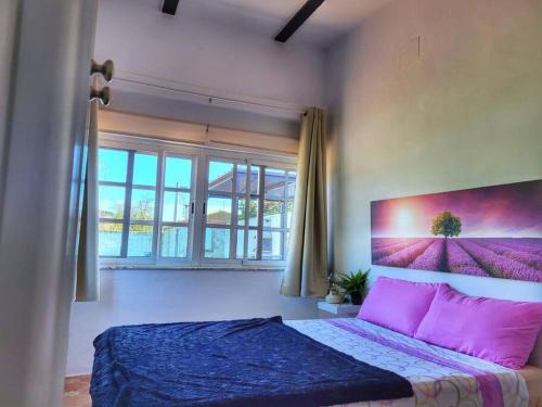 Una cama o camas en una habitación de El Refugio