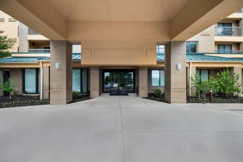 a large building with a walkway in front of it at Sonesta Select Dallas Richardson in Richardson
