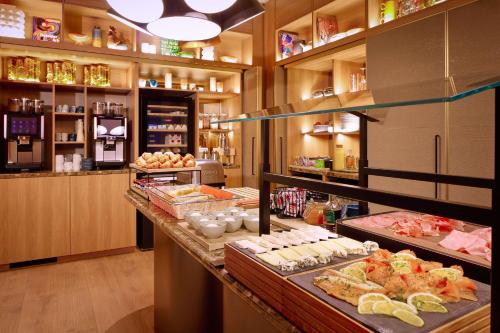 een buffet lijn met veel verschillende soorten eten bij Adina Apartment Hotel Geneva in Genève