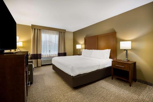 ein Hotelzimmer mit einem Bett und einem Flachbild-TV in der Unterkunft Best Western Morgan City Inn in Morgan City