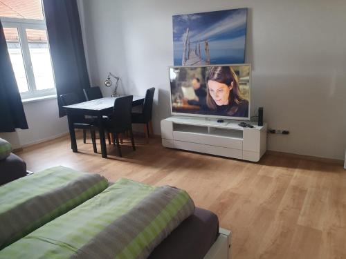 salon z telewizorem i stołem w obiekcie Apartment Schlössel 24 w Wiedniu
