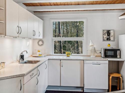 Dapur atau dapur kecil di 6 person holiday home in Bording-By Traum